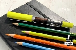 Wie man ein Art Journal beginnt: mit Stiften und einem Notizbuch.