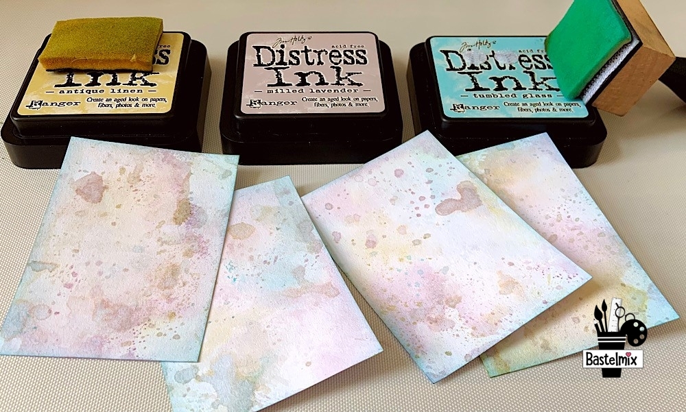 Hintergrund mit Distress Inks Milled Lavender, Antique Linen und Tumbled Glass