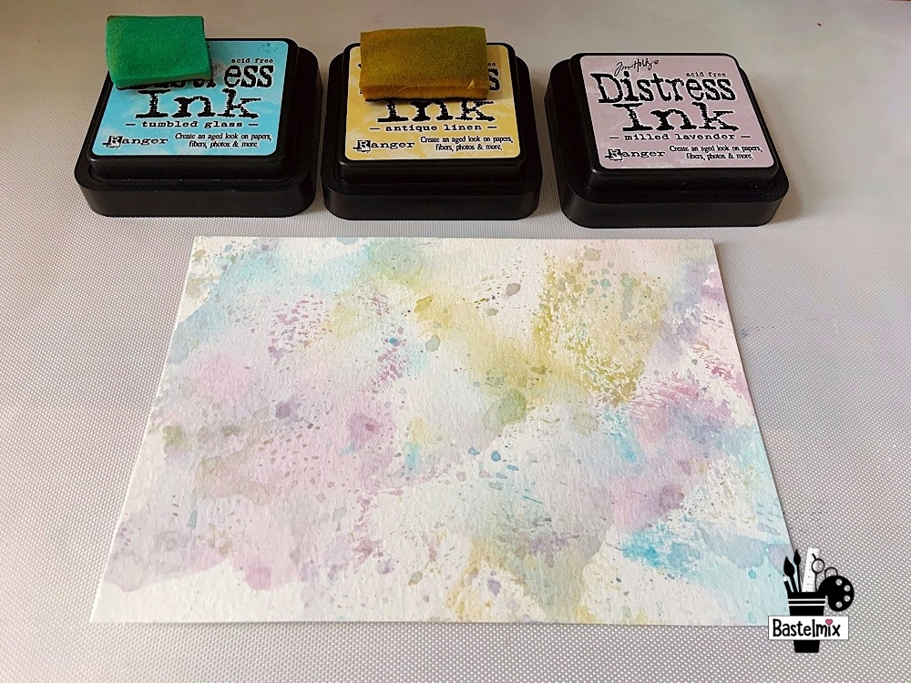 Distress Inks in Milled Lavender, Tumbled Glass und Antique Linen auf Papier.