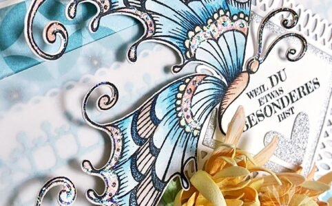 Fluttering Butterfly der elegante Riese, Schmetterling von Heartfelt Creations. Gestempelt und coloriert und auf eine handgemachte Geburtstagskarte mit Blumen gesetzt.