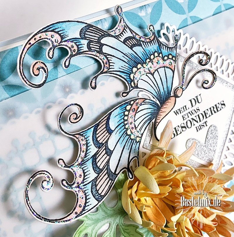Fluttering Butterfly der elegante Riese, Schmetterling von Heartfelt Creations. Gestempelt und coloriert und auf eine handgemachte Geburtstagskarte mit Blumen gesetzt.