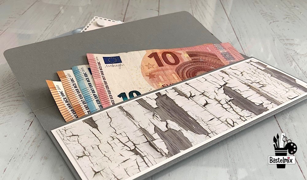 Geldscheine in einem selbstgebastelten Umschlag aus Papier mit Holzoptik. Ideal zum verschenken.