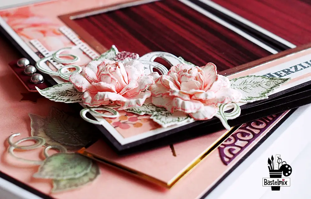 Rosen aus Papier, gebastelt mit Stempeln und Stanzen von Heartfelt Creations.