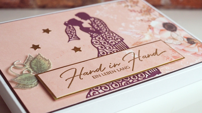 Eine besondere Hochzeitskarte in einem Umschlag mit Spruch "Hand in Hand ein Leben lang".