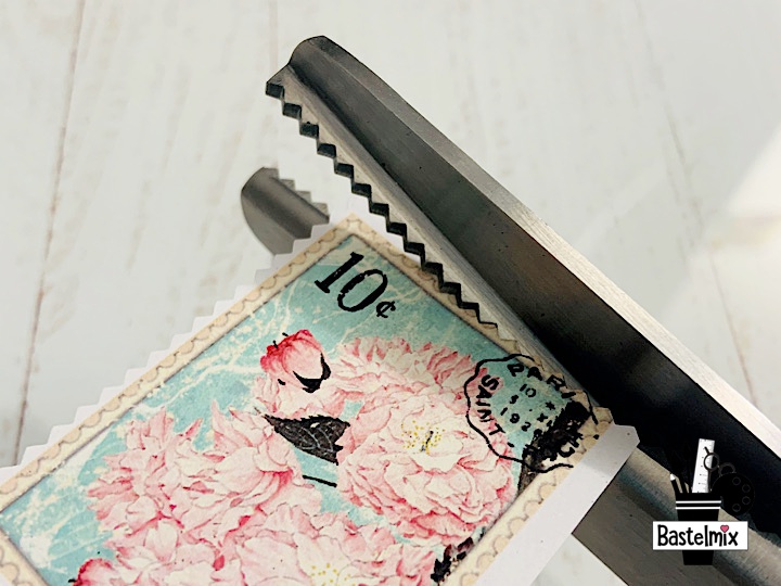 kreative Briefmarken mit einer Zackenschere 3mm schneiden.