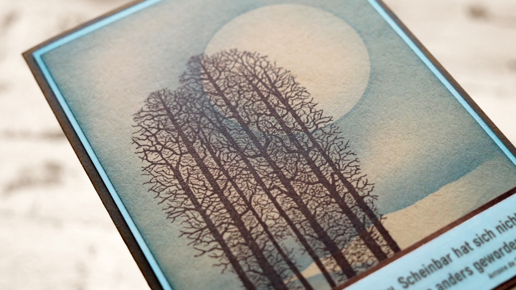 Lavinia Stamps "Forest Scene" Baumgruppe auf einer handgemachten Trauerkarte.