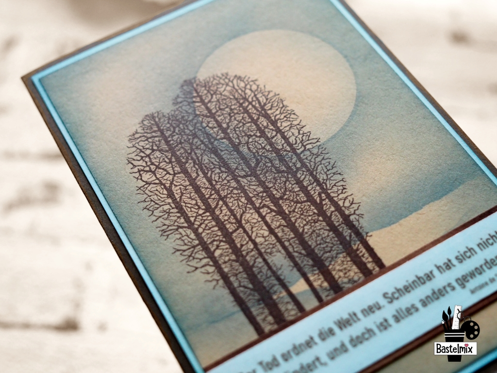 Lavinia Stamps "Forest Scene" Baumgruppe auf einer handgemachten Trauerkarte.