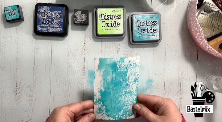 Aquarellpapier mit Distress Oxide Inks einfärben.