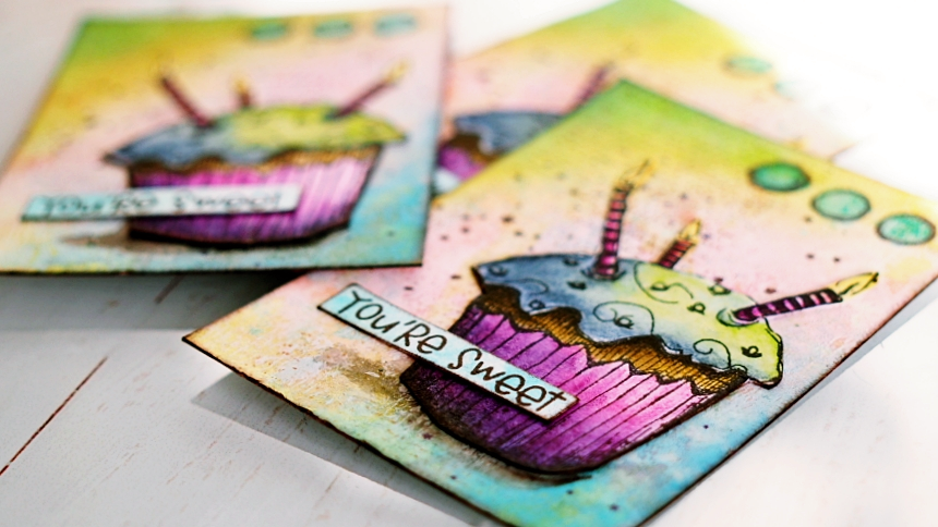 ATC Tauschkarten mit Muffin in leuchtenden Farben.