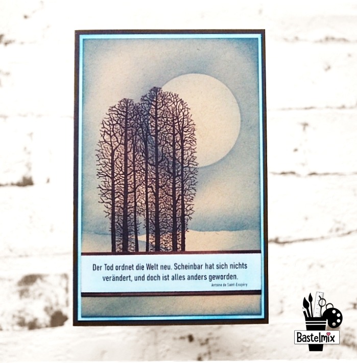 Handgemachte Trauerkarte mit Baumgruppe von Lavinia Stamps und Spruch von Antoine de Saint-Exupéry.