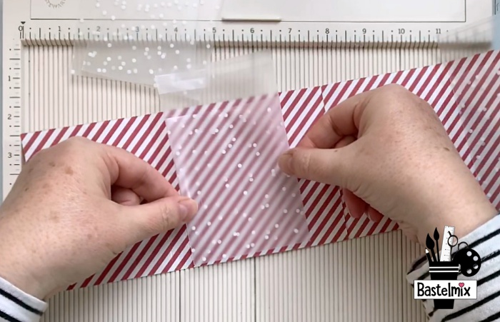 Tüten auf Papier kleben als Verpackung